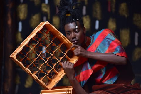 拿着塑料瓶箱的人的照片