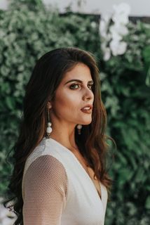 白衣女子侧视图