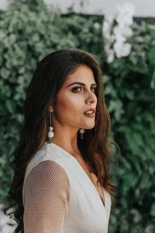 白衣女子侧视图