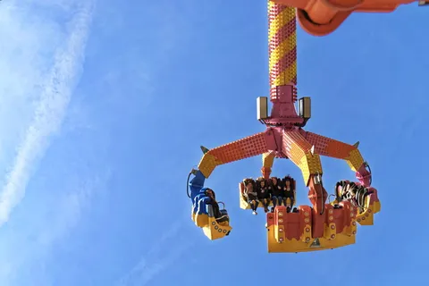 橙色和黄色狂欢节骑行