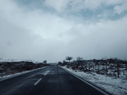 白色天空下的宽阔道路