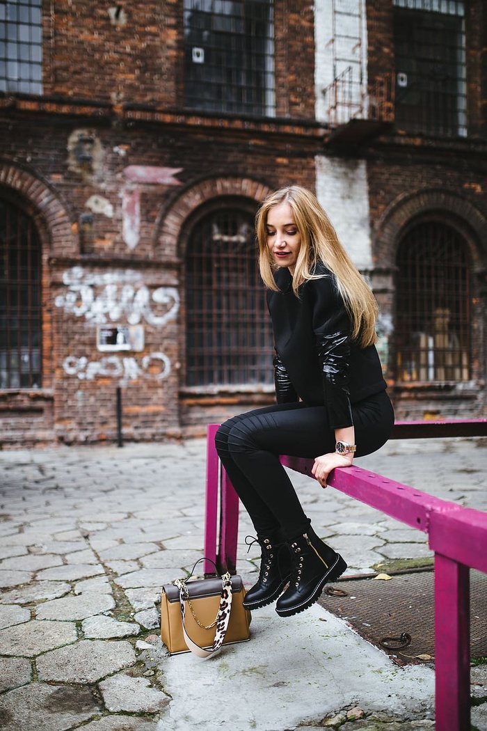 街上年轻女子的画像