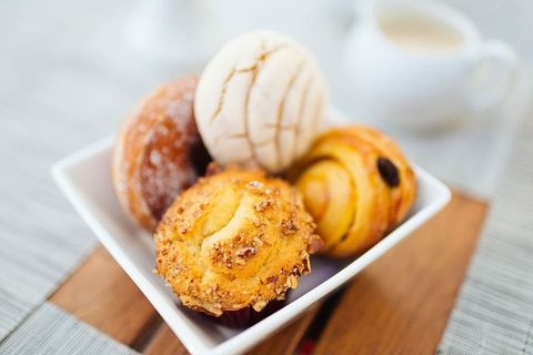 甜面包，面包篮，甜甜圈，平底锅，食物，甜点，糕点，零食