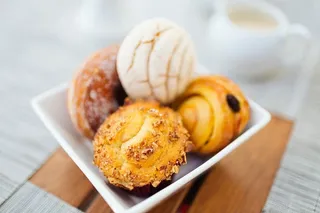 甜面包，面包篮，甜甜圈，平底锅，食物，甜点，糕点，零食