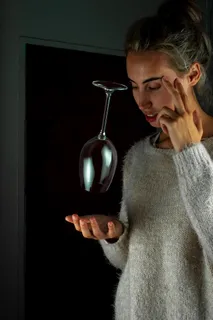 女人睁大眼睛，聚精会神