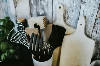 靠墙的厨房用具和罐头