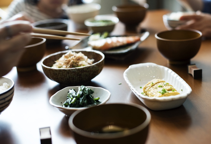 棕色木桌上餐具的浅聚焦摄影