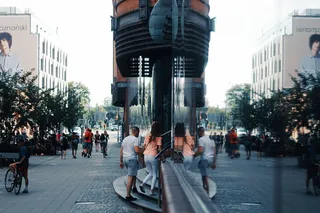 一个女人走进一栋楼