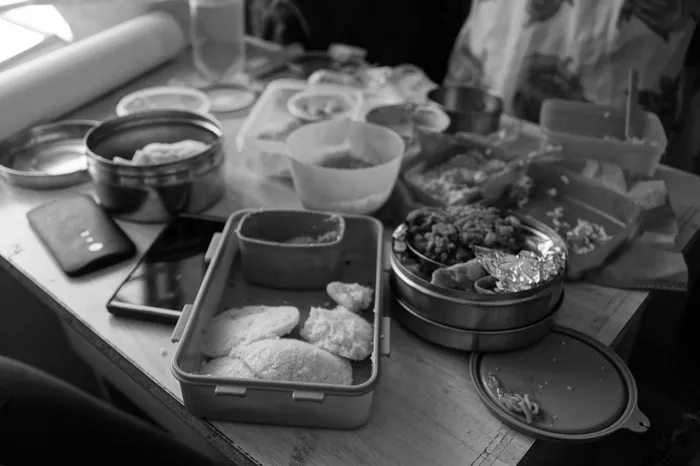 教室，午餐盒，食物，坐着，吃，学校，食物和饮料，桌子