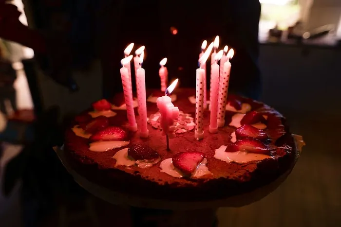 生日蛋糕，食物，蜡烛，糖果，水果，人，甜点，美味