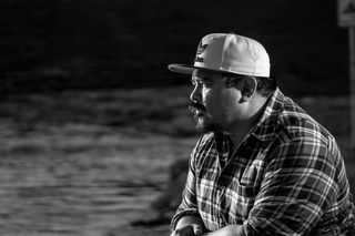 美国沃思堡三一河步道gateway公园南观景台，胡子，思考，墨西哥人，男人，黑人和白人