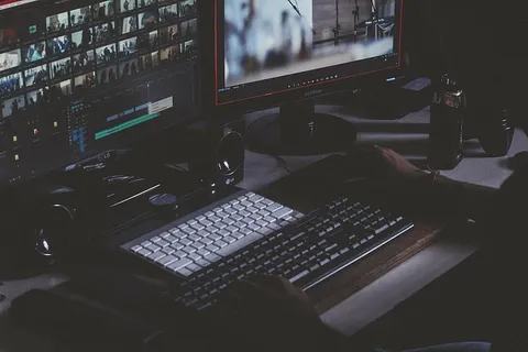 成人、电脑、黑暗、办公桌、电子设备、手、室内、键盘 成人、电脑、黑暗、办公桌、电子设备、手、室内、键盘