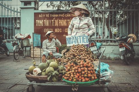 戴棕色帽子的男子