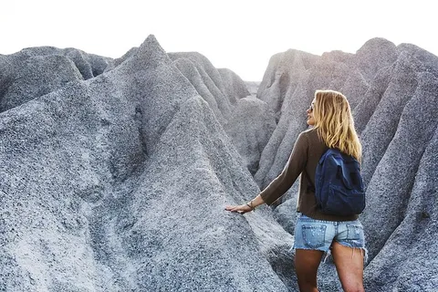 在灰色岩石表面行走的女人
