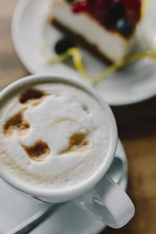 一杯咖啡和浆果芝士蛋糕