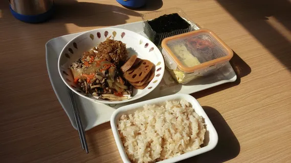 熟的,米饭,菜,盘子,午餐盒,鲍伯,紫菜,牛蒡 熟的,米饭,菜,盘子,午餐盒,鲍伯,紫菜,牛蒡