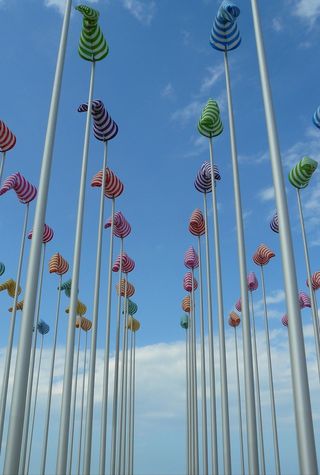 旗杆、桅杆、起重机、旗帜、天空、杆子、风剪、吹