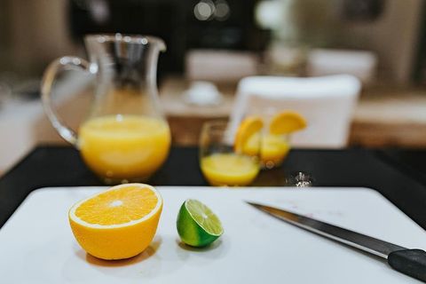 早上用鲜榨的柑橘汁工作 早上用鲜榨的柑橘汁工作