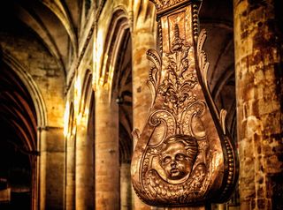 黄铜色花朵天使浮雕艺术品