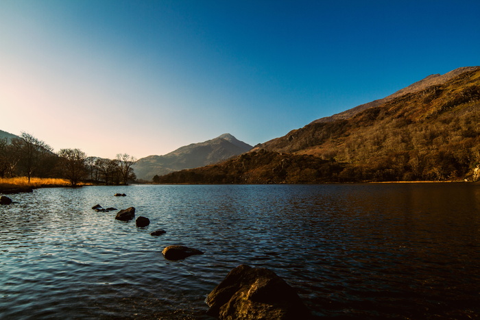 近山水域的景观摄影