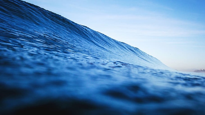 撕裂的身体，水，白天，海洋，波浪，海洋，波浪，蓝色