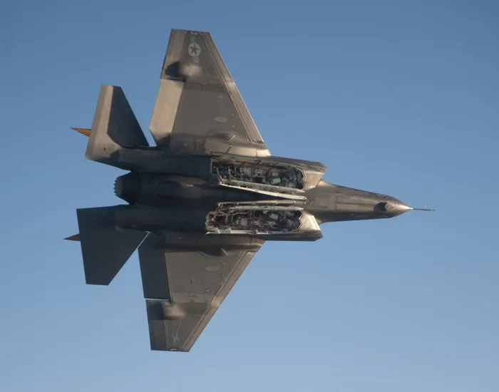 照片，灰色，f1，f 1猛禽喷气机，军用喷气机，飞行，飞行，f-35