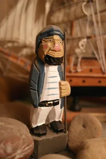 模型，船，水手，一个人，站着，看着相机，在室内，拿着