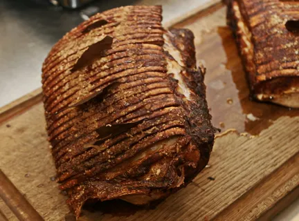 烤猪肉、玫瑰、烈性、酥脆、嘎吱嘎吱、月桂叶、烤箱烤焦、食物 烤猪肉、玫瑰、烈性、酥脆、嘎吱嘎吱、月桂叶、烤箱烤焦、食物