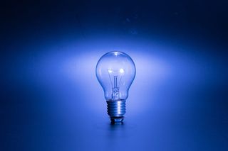 打开蓝色爱迪生灯泡