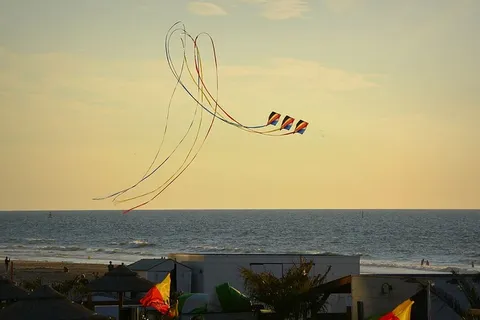 风风筝，蓝天，空气，云，海，海滩，循环，天空