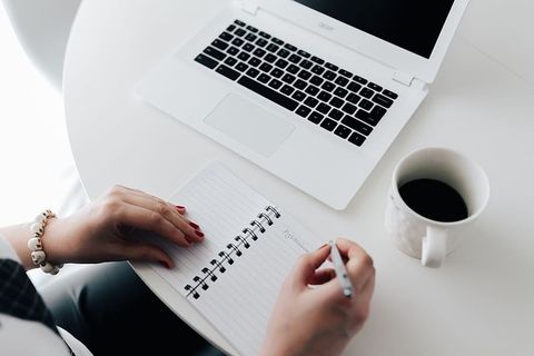 在家里桌上放着笔记本电脑的工作场所