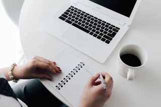 在家里桌上放着笔记本电脑的工作场所