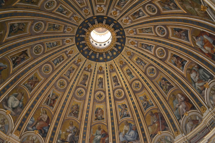 米开朗基罗·博纳罗蒂（michelangelo buonarroti）、巴西利卡（basilica）、圣彼得罗大教堂（basilica di san pietro）、天花板、建筑、低角度视图、建筑结构、建筑外观