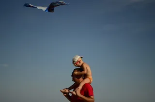 男童肩上蹒跚学步