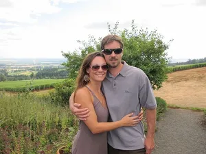 美国，邓迪，品酒，两个人，情感，团结，爱，看着镜头