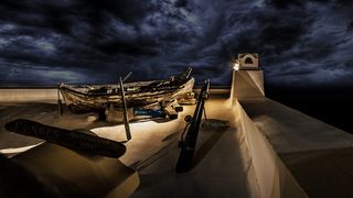 夜间躺在吊床上的人