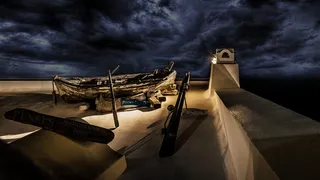 夜间躺在吊床上的人