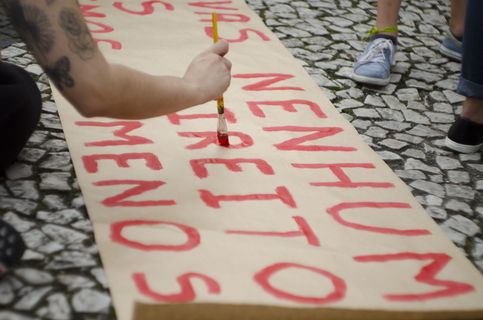 在棕色黑板上写字的人