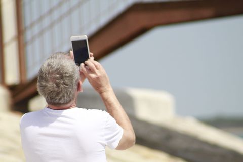 手机，电子产品，手机，手机，人，人，手指，液晶屏