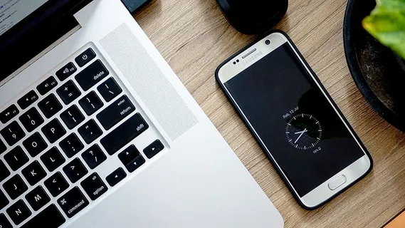 MacBook Pro旁边的智能手机 MacBook Pro旁边的智能手机