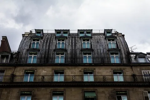 房子的低角度照片