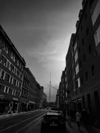 路尽头的塔楼景观