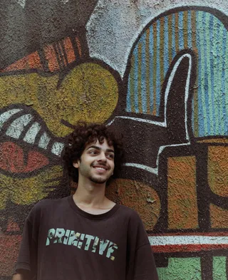 一个家伙靠在涂鸦墙上的照片