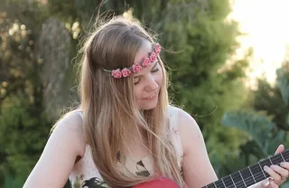 弹吉他的女人，女孩，年轻人，演奏，吉他，音乐，乐器，弦乐