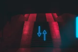 楼梯、通讯、照明、标志、箭头符号、无人、室内、指引