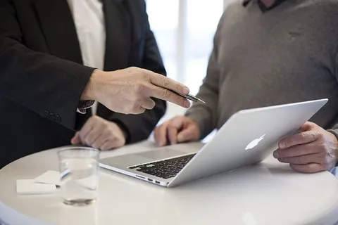person、pointing、macbook、pro、房地产咨询、网站电脑、商人、商人 person、pointing、macbook、pro、房地产咨询、网站电脑、商人、商人