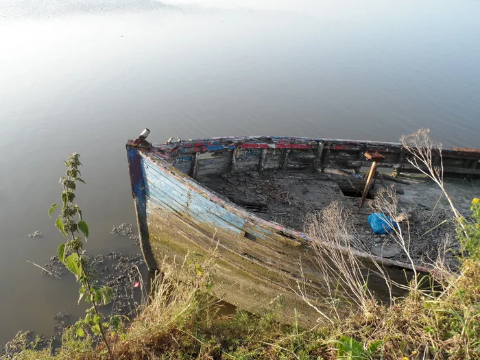 平静水中的船，需要油漆的旧船，船的残骸，水，交通，航海船，自然，高角度视图