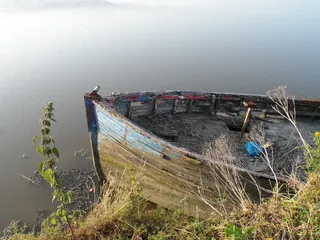 平静水中的船，需要油漆的旧船，船的残骸，水，交通，航海船，自然，高角度视图