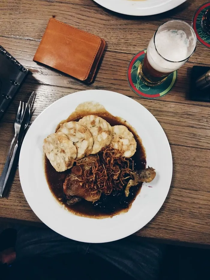 捷克烤鸭配泡菜和饺子