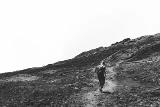 白天徒步旅行的人的灰度照片